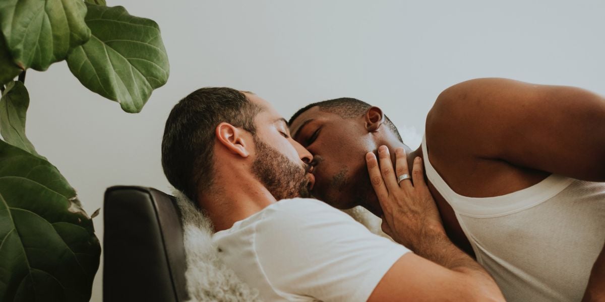 Pareja homosexual besándose