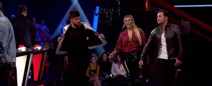 Karol G enseña a mover la pelvis a Pablo López y David Bustamante al ritmo de ‘Mi cama’ en los Asaltos de ‘La Voz’ Karol G enseña a mover la pelvis a Pablo López y David Bustamante al ritmo de ‘Mi cama’ en los Asaltos de ‘La Voz’