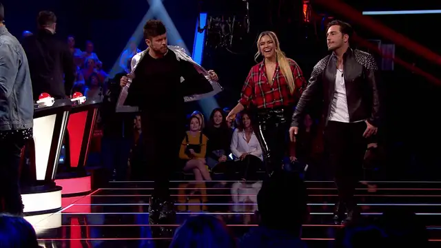 Karol G enseña a mover la pelvis a Pablo López y David Bustamante al ritmo de ‘Mi cama’ en los Asaltos de ‘La Voz’