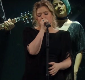 Kelly Clarkson versiona 'Shallow' de Lady Gaga Kelly Clarkson versiona 'Shallow' de Lady Gaga