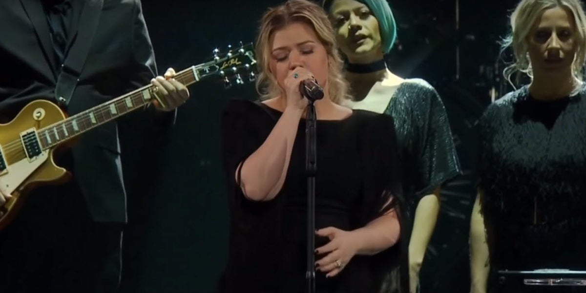 Kelly Clarkson versiona 'Shallow' de Lady Gaga