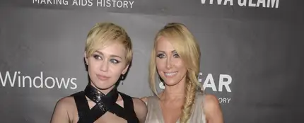 Miley Cyrus y su madre Tish Cyrus Miley Cyrus y su madre Tish Cyrus