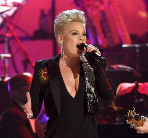 Pink durante un homenaje a Dolly Parton Pink durante un homenaje a Dolly Parton