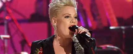 Pink durante un homenaje a Dolly Parton Pink durante un homenaje a Dolly Parton