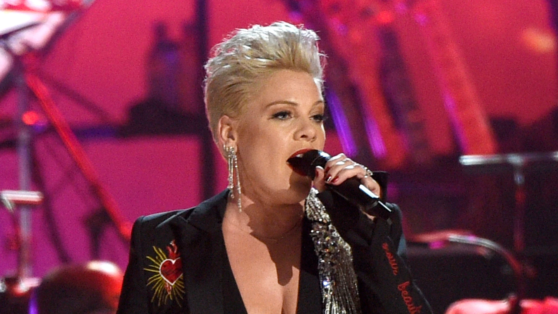 Pink durante un homenaje a Dolly Parton Pink durante un homenaje a Dolly Parton