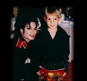 Michael Jackson junto a James Safechuck, uno de los denunciantes Michael Jackson junto a James Safechuck, uno de los denunciantes