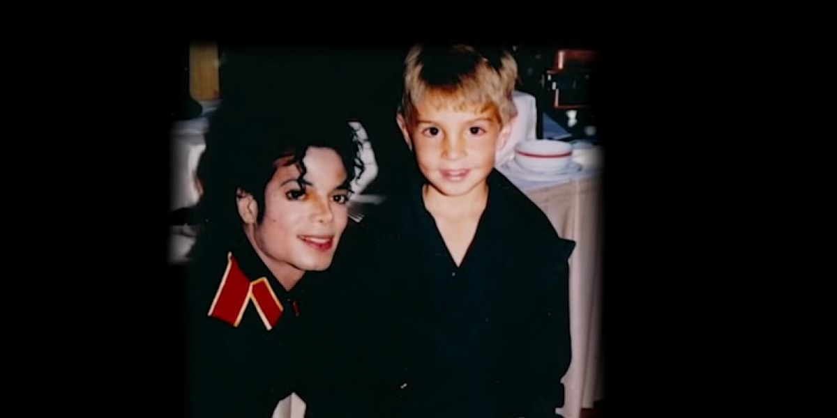 Michael Jackson junto a James Safechuck, uno de los denunciantes