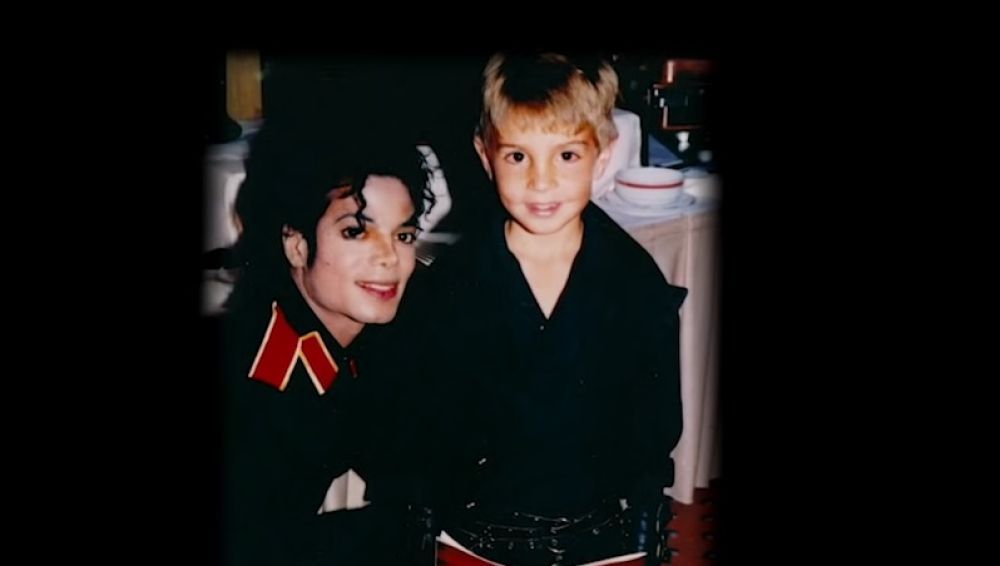 Michael Jackson junto a James Safechuck, uno de los denunciantes