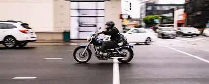 Motorista con una mochila Motorista con una mochila