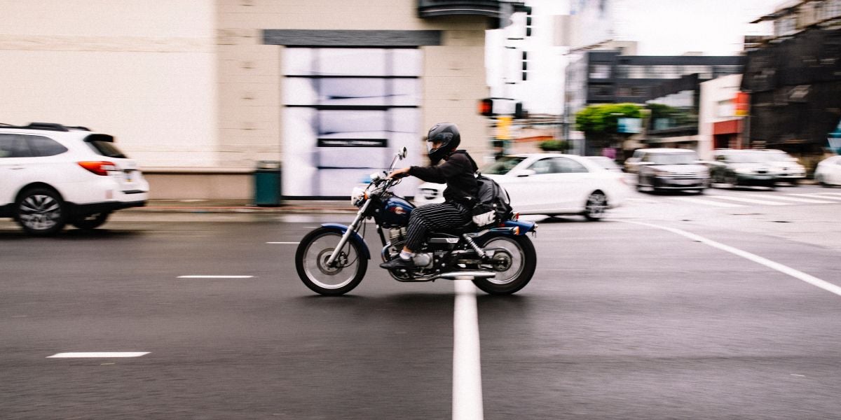 Motorista con una mochila