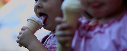 Ni&ntilde;as comiendo un helado (Archivo)