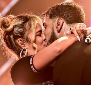 El beso de Karol G y Annuel que confirmó su relación El beso de Karol G y Annuel que confirmó su relación