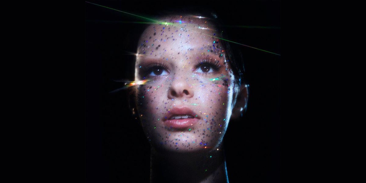 DORA presenta su primer single 'Saving Stars'