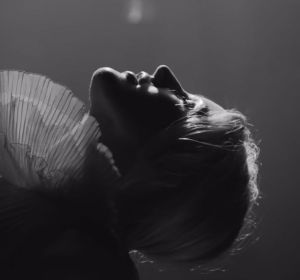 Ellie Goulding en el videoclip de 'Flux' Ellie Goulding en el videoclip de 'Flux'