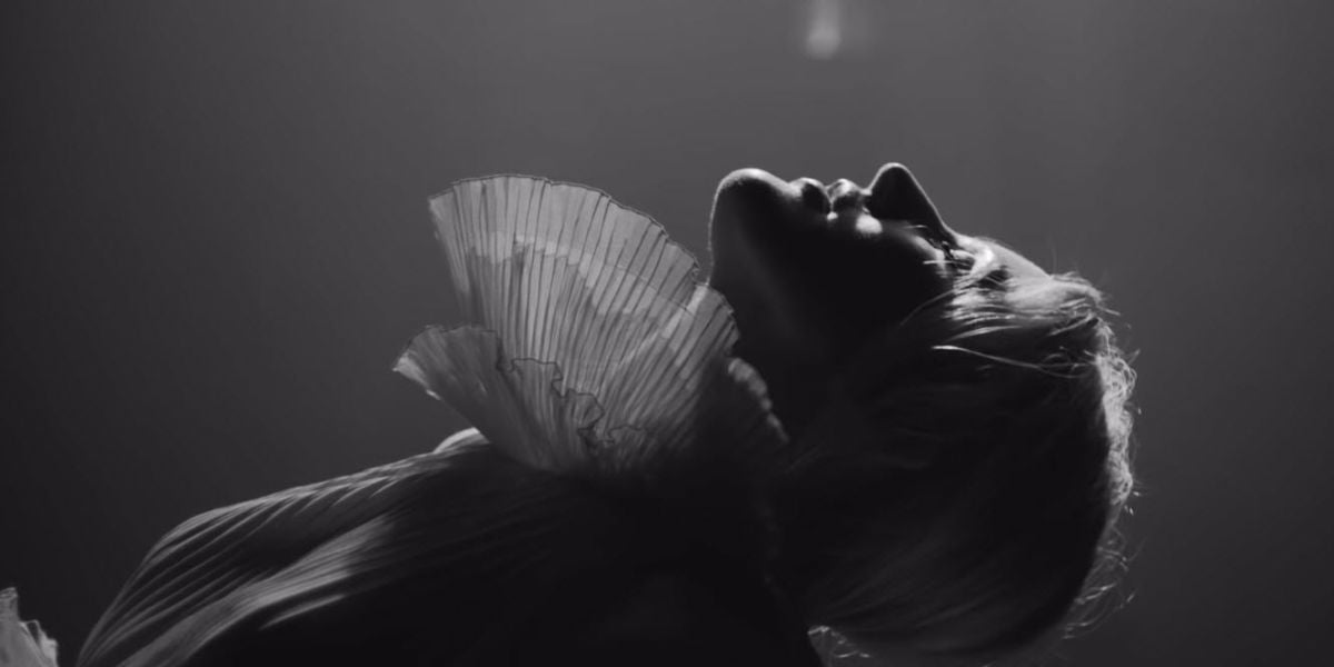 Ellie Goulding en el videoclip de 'Flux'