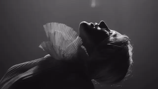 Ellie Goulding en el videoclip de 'Flux'