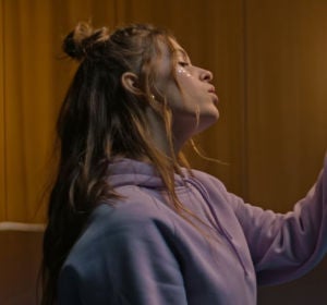 DORA, la hija de Bimba Bosé, en su videoclip 'Saving Star' DORA, la hija de Bimba Bosé, en su videoclip 'Saving Star'