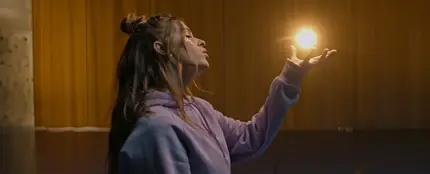 DORA, la hija de Bimba Bosé, en su videoclip 'Saving Star' DORA, la hija de Bimba Bosé, en su videoclip 'Saving Star'
