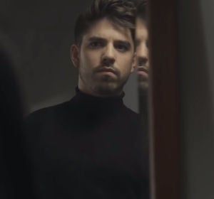 Roi Méndez en su videoclip 'Plumas' Roi Méndez en su videoclip 'Plumas'