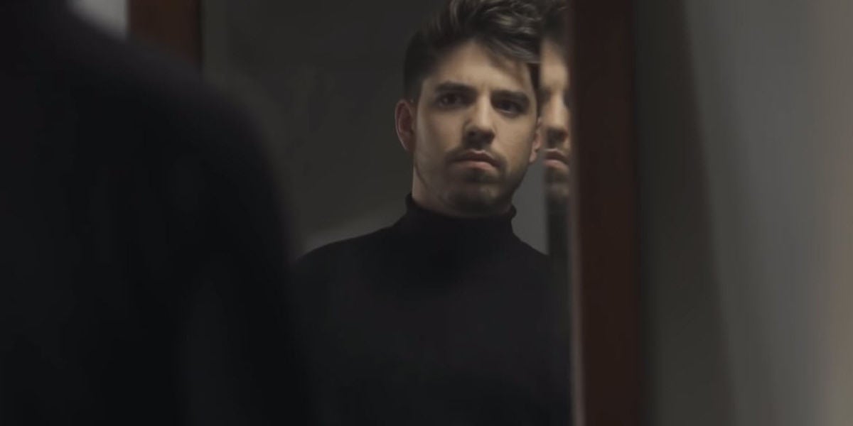Roi Méndez en su videoclip 'Plumas'