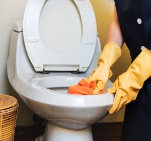 Limpiar un baño público Limpiar un baño público