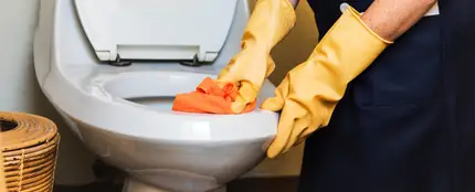 Limpiar un baño público Limpiar un baño público