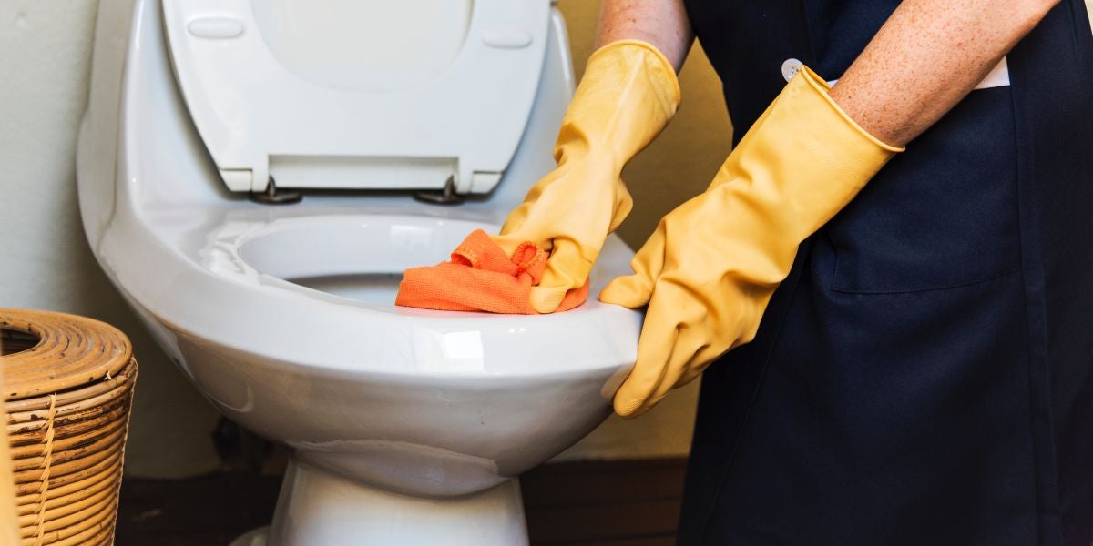Limpiar un baño público