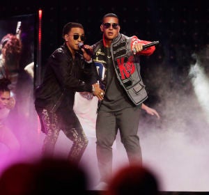 Daddy Yankee y Ozuna durante una actuación Daddy Yankee y Ozuna durante una actuación