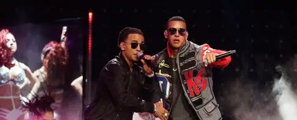 Daddy Yankee y Ozuna durante una actuación Daddy Yankee y Ozuna durante una actuación