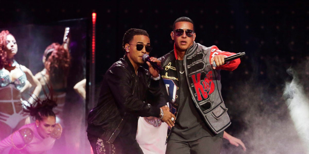 Daddy Yankee y Ozuna durante una actuación