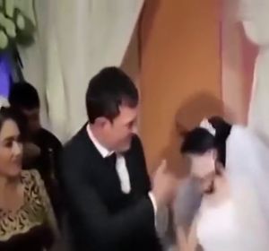 Un hombre propina una brutal bofetada a su esposa por gastarle una broma en el banquete de su boda Un hombre propina una brutal bofetada a su esposa por gastarle una broma en el banquete de su boda