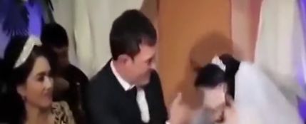 Un hombre propina una brutal bofetada a su esposa por gastarle una broma en el banquete de su boda