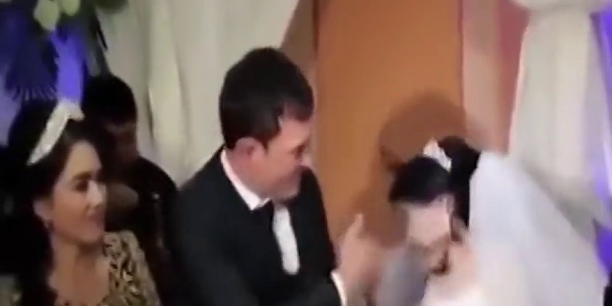 Un hombre propina una brutal bofetada a su esposa por gastarle una broma en el banquete de su boda