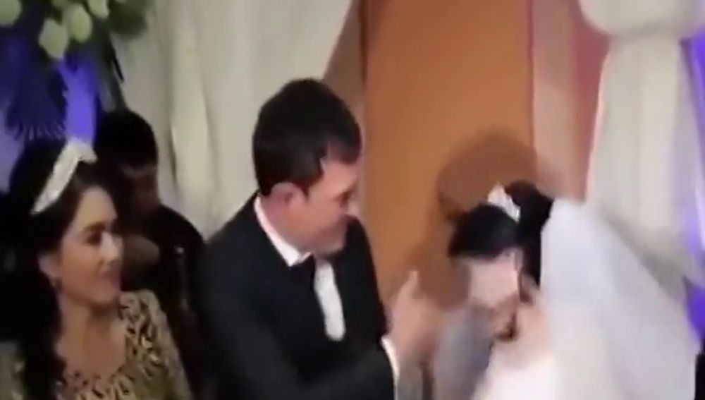 Un hombre propina una brutal bofetada a su esposa por gastarle una broma en el banquete de su boda