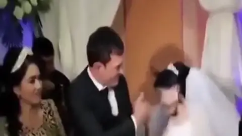 Un hombre propina una brutal bofetada a su esposa por gastarle una broma en el banquete de su boda Un hombre propina una brutal bofetada a su esposa por gastarle una broma en el banquete de su boda