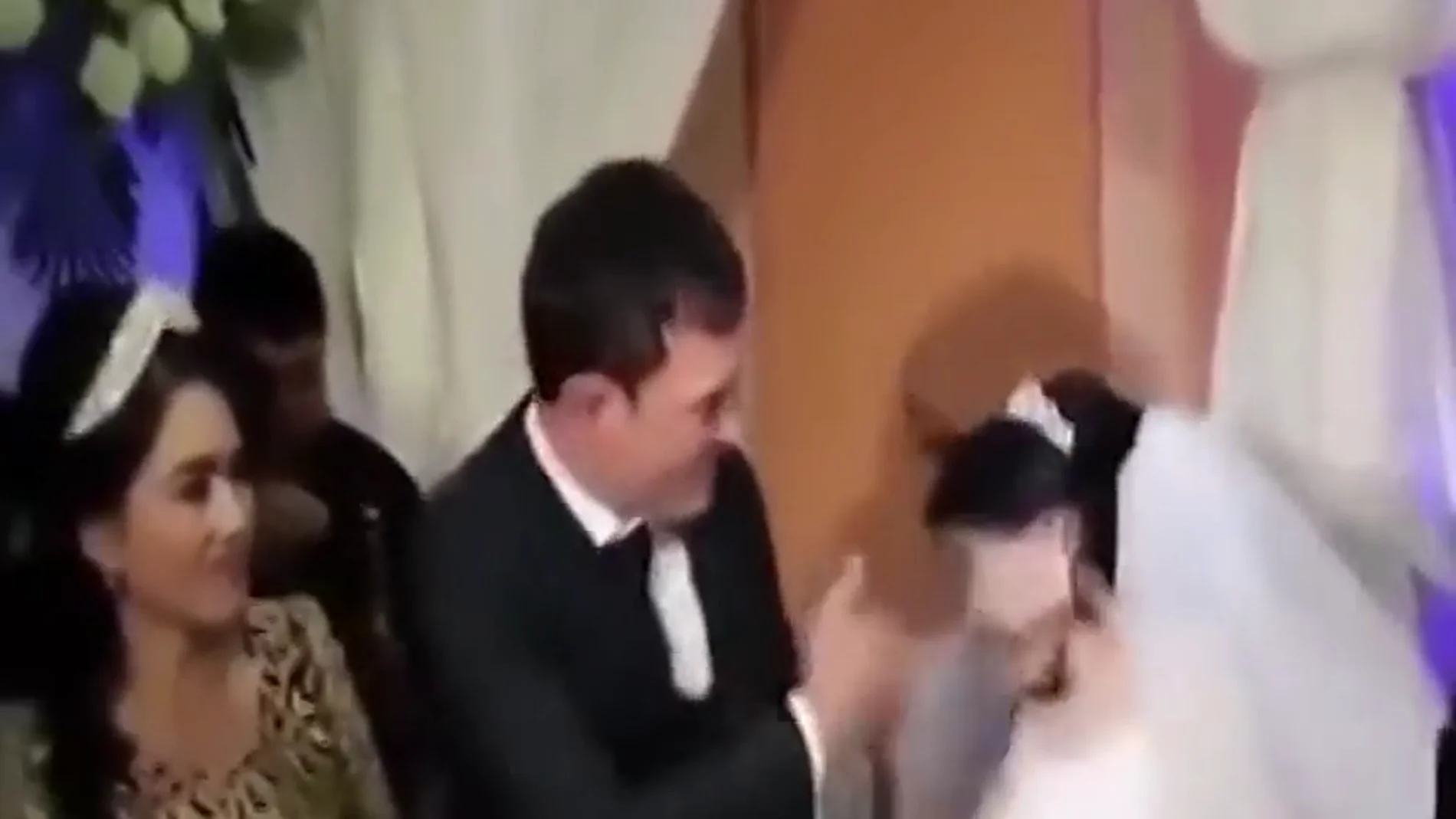 Un hombre propina una brutal bofetada a su esposa por gastarle una broma en el banquete de su boda Un hombre propina una brutal bofetada a su esposa por gastarle una broma en el banquete de su boda