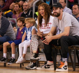 Shakira y Piqué, con sus hijos en un partido de baloncesto Shakira y Piqué, con sus hijos en un partido de baloncesto