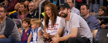 Shakira y Piqué, con sus hijos en un partido de baloncesto 