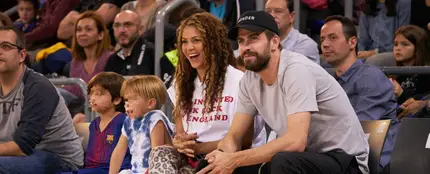 Shakira y Piqué, con sus hijos en un partido de baloncesto Shakira y Piqué, con sus hijos en un partido de baloncesto