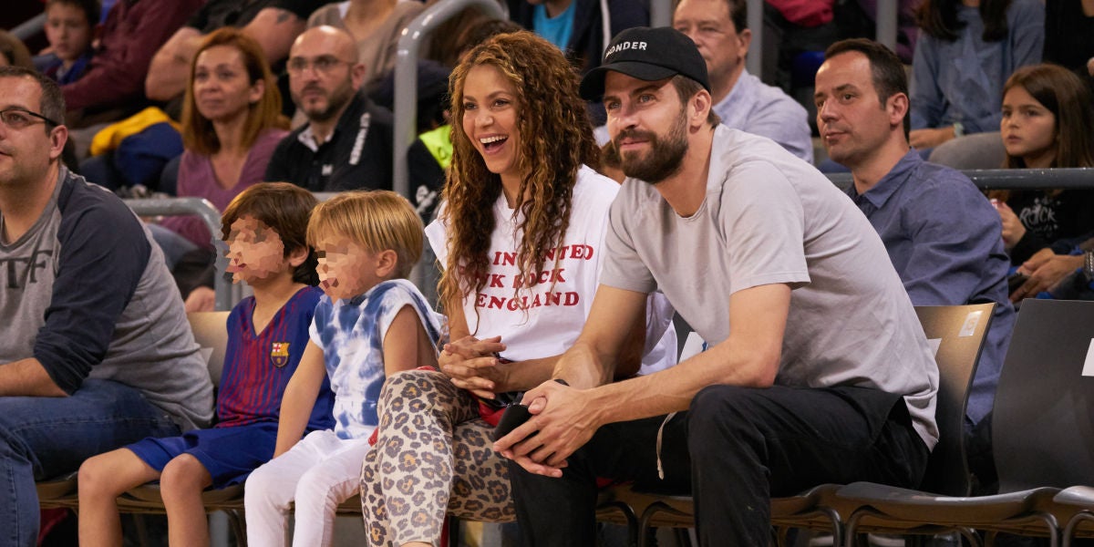 Shakira y Piqué, con sus hijos en un partido de baloncesto