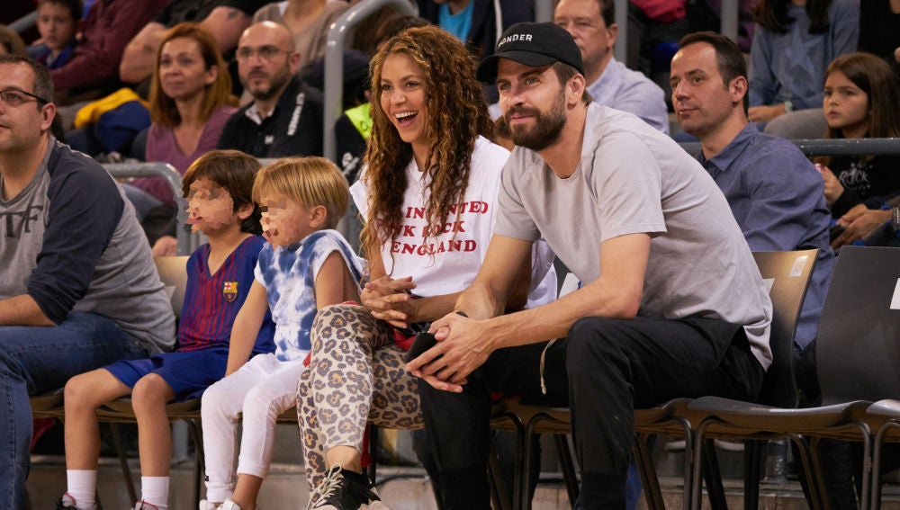 Shakira y Piqué, con sus hijos en un partido de baloncesto 