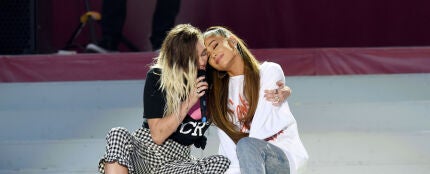 Miley Cyrus y Ariana Grande durante el concierto 'One Love Manchester'