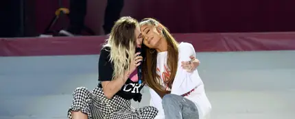 Miley Cyrus y Ariana Grande durante el concierto 'One Love Manchester' Miley Cyrus y Ariana Grande durante el concierto 'One Love Manchester'