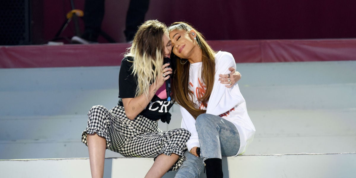 Miley Cyrus y Ariana Grande durante el concierto 'One Love Manchester'