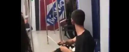 Un joven afilando un cuchillo en el Metro de Madrid Un joven afilando un cuchillo en el Metro de Madrid