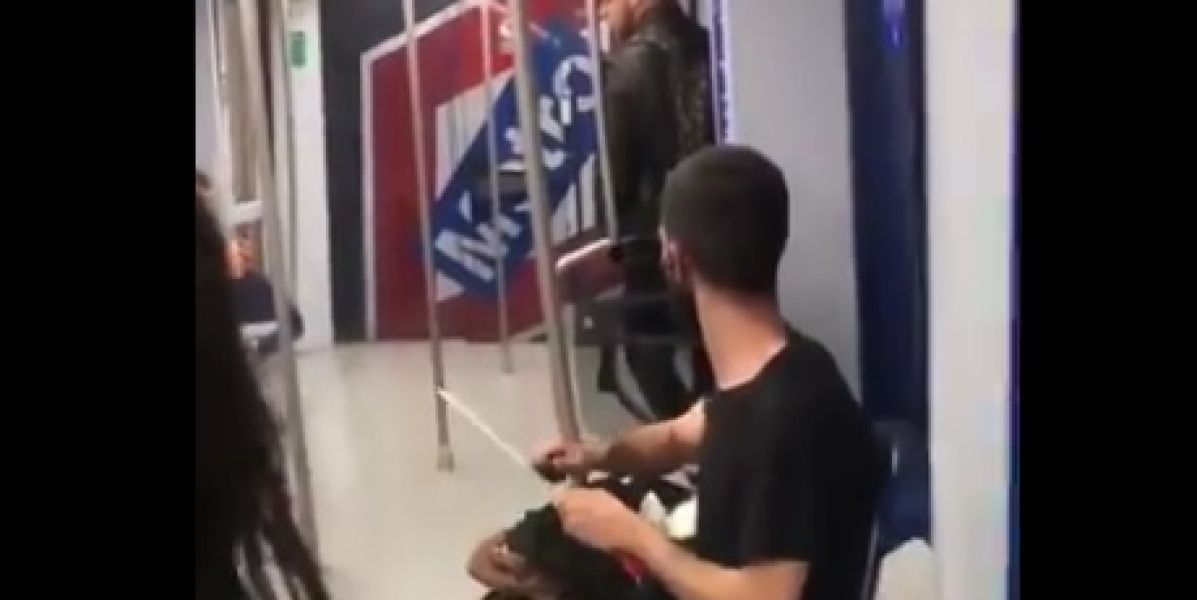 Un joven afilando un cuchillo en el Metro de Madrid