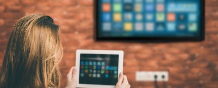 Mujer viendo la televisión