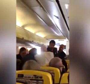 Pelea en un avión de Ryanair: un pasajero trata de arrancar la nariz a otro de un mordisco Pelea en un avión de Ryanair: un pasajero trata de arrancar la nariz a otro de un mordisco