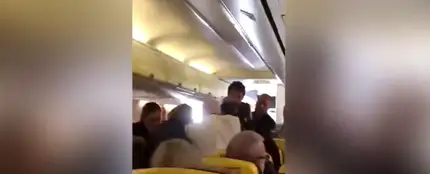 Pelea en un avión de Ryanair: un pasajero trata de arrancar la nariz a otro de un mordisco Pelea en un avión de Ryanair: un pasajero trata de arrancar la nariz a otro de un mordisco