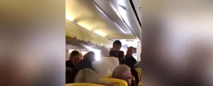 Pelea en un avión de Ryanair: un pasajero trata de arrancar la nariz a otro de un mordisco Pelea en un avión de Ryanair: un pasajero trata de arrancar la nariz a otro de un mordisco